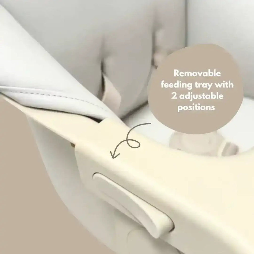 Removable feeding tray with two adjustable positions on a car seat.
