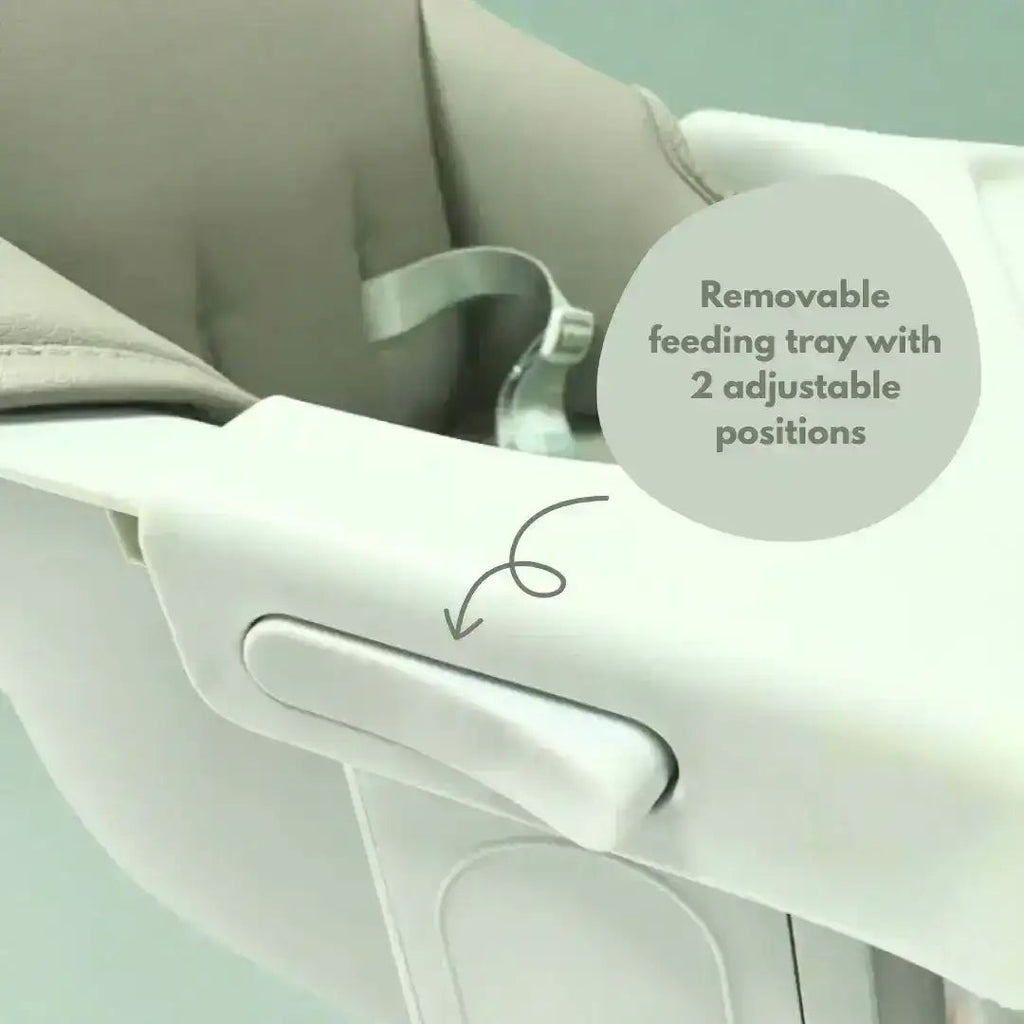 Removable feeding tray with adjustable positions on a baby seat, labeled on a light green background.